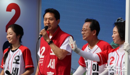 출근길 인사 나선 오세훈 서울시장 후보