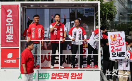 광화문 출근길 나선 오세훈 서울시장 후보