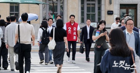 광화문 출근길 인사 나선 국민의힘 오세훈 후보