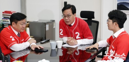 국민의힘 송언석 원내대표 겸 공동선거대책위원장이 1일 서울 여의도 국회에서 6.3 지방선거 대국민 호소 기자간담회에 앞서 정점식 공동선거대책위원장, 박충권 원내수석대변인과 대화를 하고 있다.
