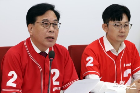 국민의힘 송언석 원내대표가 1일 서울 여의도 국회에서 6.3 지방선거 대국민 호소 기자간담회 열고 있다.