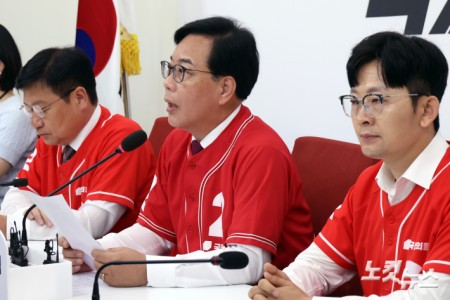 국민의힘 송언석 원내대표가 1일 서울 여의도 국회에서 6.3 지방선거 대국민 호소 기자간담회 열고 있다.