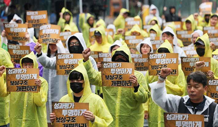 전국화학섬유식품산업노동조합 카카오지회(카카오 노조) 조합원들이 지난달 20일 경기도 성남시 판교역 광장에서 '2026 임단협 승리 결의대회'를 열고 있다. 연합뉴스