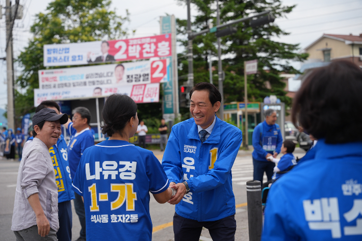 1일 춘천 거리 유세를 마치고 출마자, 지지자들과 인사를 나누고 있는 우상호 더불어민주당 강원지사 후보. 우상호 후보 제공 