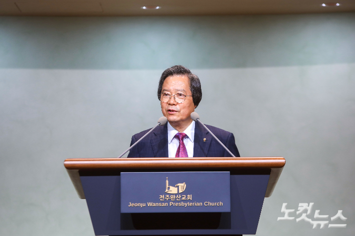 서화평 목사가 '주 안에서 복된 가정을 세우라'를 주제로 설교를 전하고 있다. 최화랑 기자