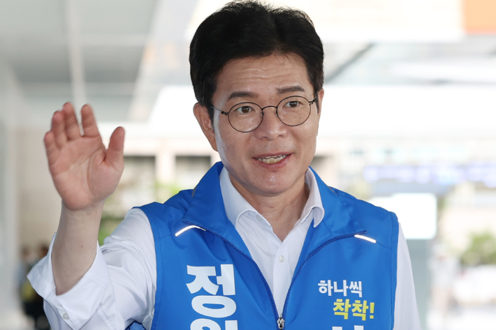 더불어민주당 정원오 서울시장 후보가 1일 서울역 앞에서 시민들에게 지지를 호소하고 있다. 연합뉴스