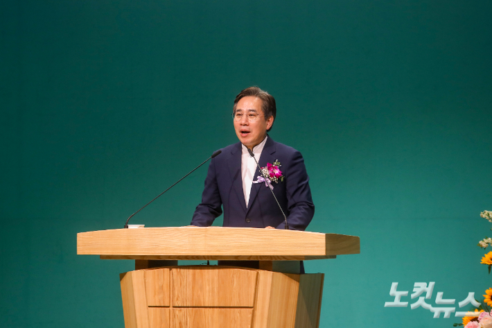 우성근 담임목사가 예배를 인도하고 있다. 최화랑 기자
