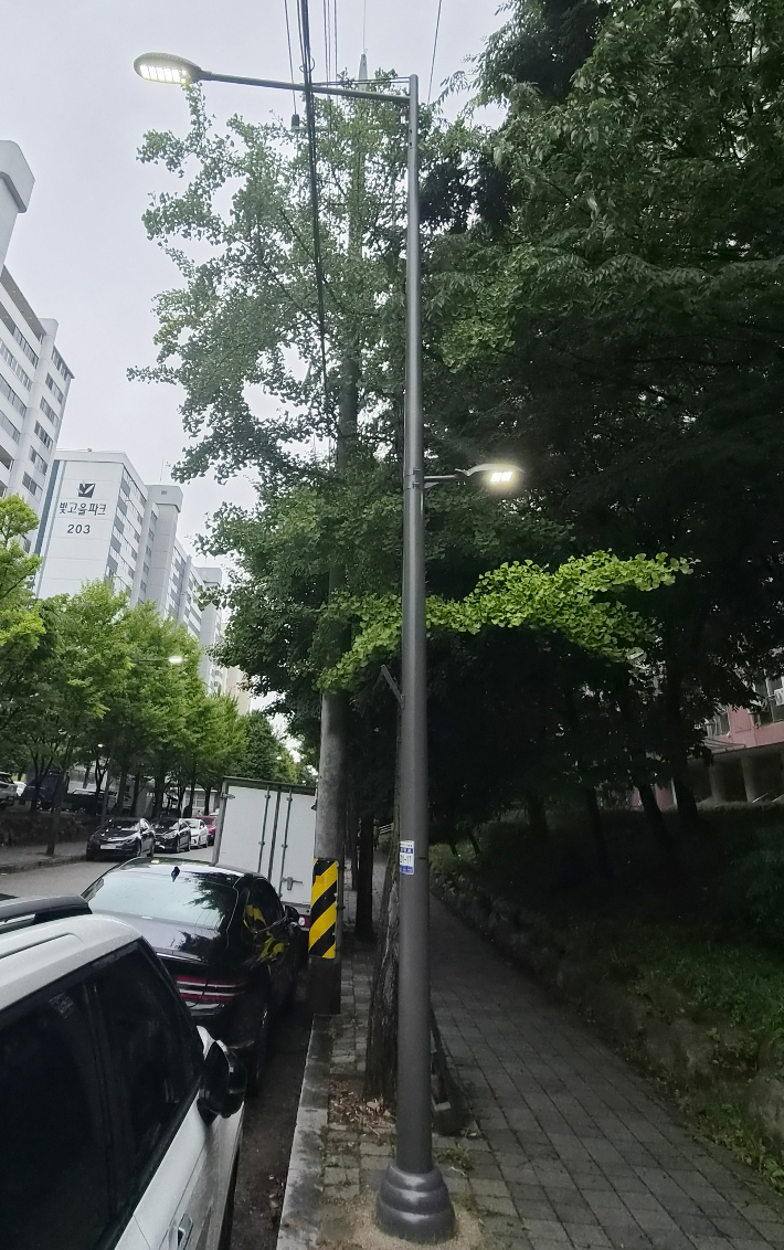 노후화로 교체된 광주 서구 쌍학로 구간 가로등. 광주 서구 제공