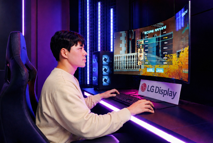 LG디스플레이 모델이 게이밍 OLED를 체험하고 있다. LG디스플레이 제공