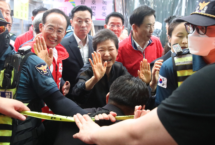 박근혜 전 대통령이 지난 5월 31일 오후 대구 중구 서문시장에서 국민의힘 추경호 대구시장 후보의 유세를 지원하고 있다. 연합뉴스