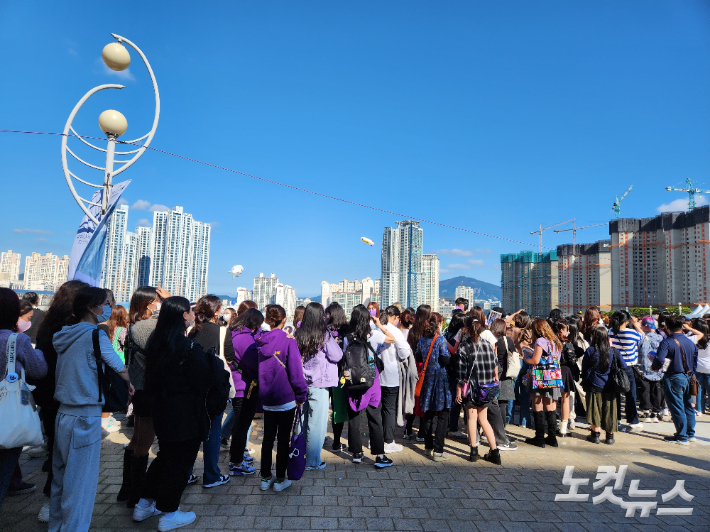 지난 2022년 BTS 부산콘서트가 열린 부산아시아드주경기장 앞에 팬들이 줄을 서 있다. 정혜린 기자