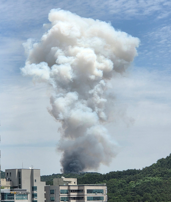 1일 오전 10시 59분께 대전 유성구 외삼동 한화에어로스페이스 대전공장에서 폭발 사고가 발생해 5명이 숨지고 2명이 다쳤다. 소방 당국은 오전 11시 17분께 소방 대응 1단계를 발령한 뒤, 화재 발생 50분 만에 초진을 완료했다. 연합뉴스