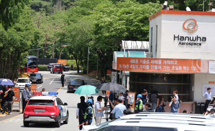 1일 오전 대전 유성구 외삼동 한화에어로스페이스 대전사업장에서 폭발 사고가 나 정문 앞이 통제 중인 가운데, 노동 당국이 정문 안으로 진입하고 있다. 연합뉴스