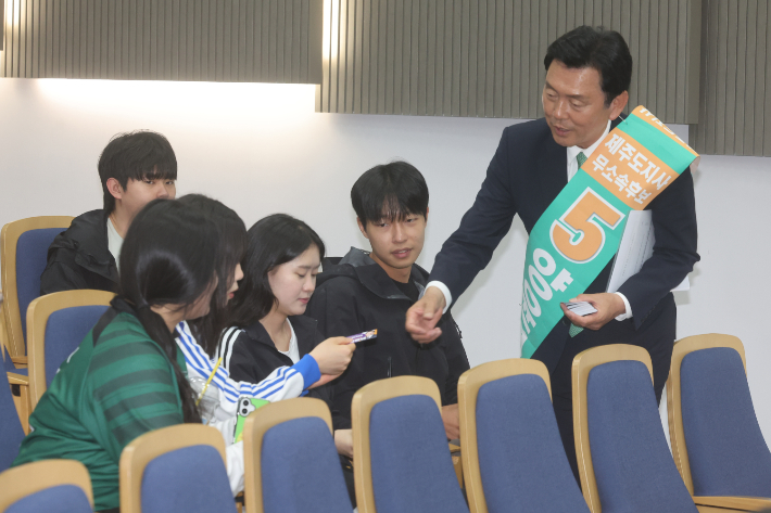 대학생들에게 지지 호소하는 양윤녕 후보. 연합뉴스