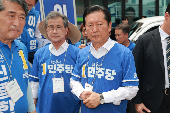 더불어민주당 정청래 총괄상임선거대책위원장이 1일 충북 괴산군 자갈자갈 공동체센터 앞에서 민주당 신용한 충북도지사 후보, 이차영 괴산군수 후보 지원 유세 연설을 마치고 유세차에서 내려와 있다. 이날 한화에어로스페이스 대전공장에서 폭발 사고가 발생해 정 위원장은 민주당 후보와 캠프에 유세 중단을 긴급 지시했다. 연합뉴스