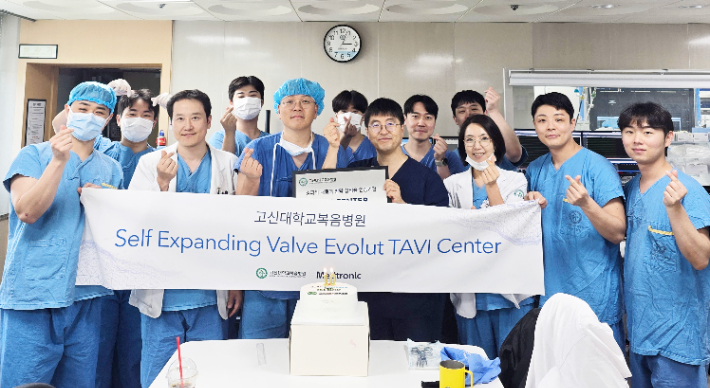 '경피적 대동맥판막 삽입술(TAVI)' 시술을 담당하는 심장내과 허정호·김수진 교수팀. 고신대복음병원 제공