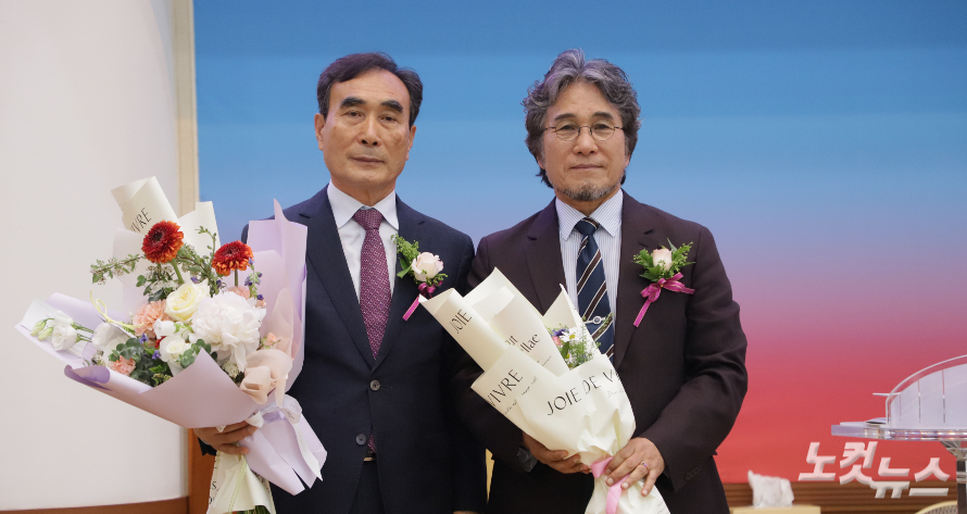 대표회장에 취임한 김상신 목사(왼쪽)와 이임한 이원석 목사가 기념촬영을 하고 있다. 한세민 기자