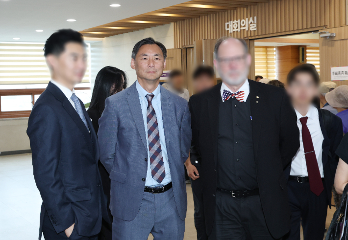 '부정선거론자' 모스 탄(한국명 단현명) 미국 리버티대 교수가 지난달 29일 사전투표가 진행되고 있는 경기도 평택시 안중읍 행정복지센터를 방문했다. 연합뉴스
