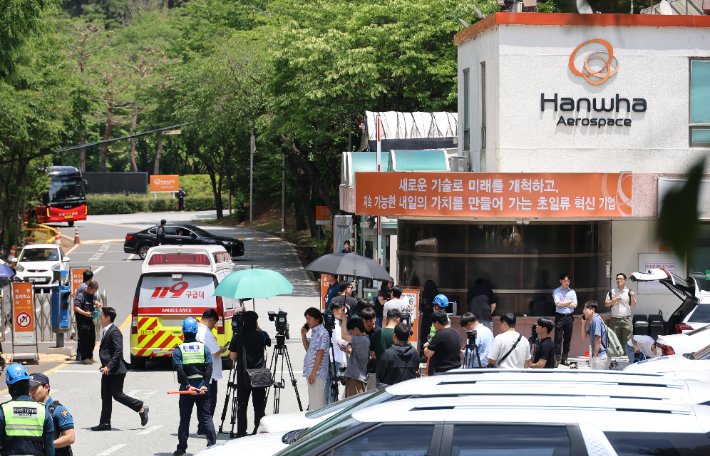 1일 오전 대전 유성구 외삼동 한화에어로스페이스 대전사업장에서 폭발 사고가 나 정문 앞이 통제 중인 가운데, 구급차 한 대가 정문 안으로 진입하고 있다. 연합뉴스