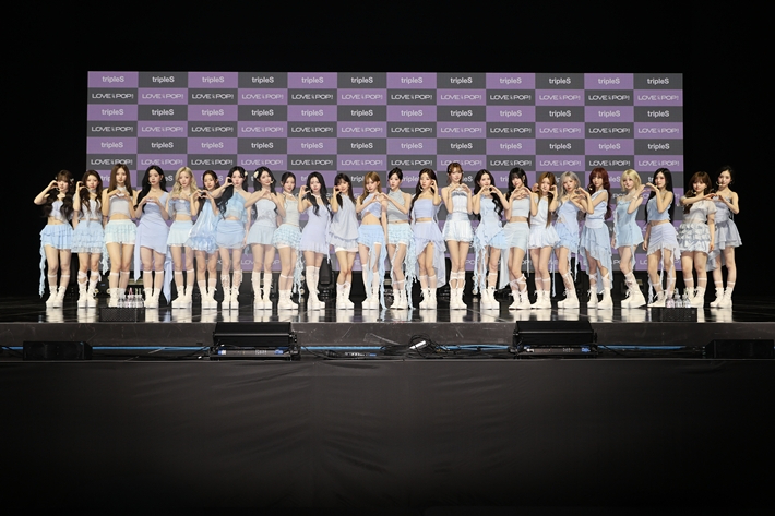 그룹 트리플에스 완전체 어셈블26로서 1일 오후 2시 50분 서울 용산구 블루스퀘어 우리WON뱅킹홀에서 '러브 앤 팝 파트 1' 쇼케이스를 열었다. 모드하우스 제공