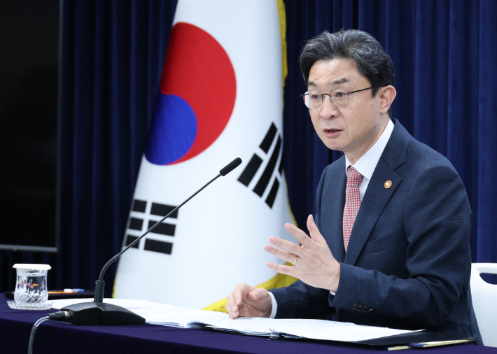발언하는 이억원 금융위원장. 연합뉴스