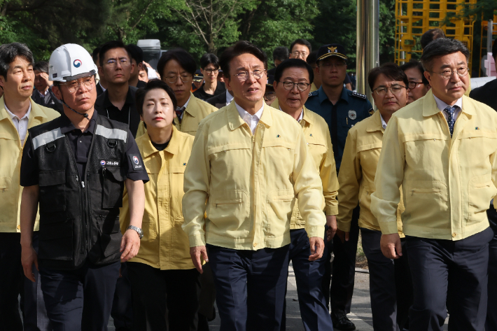 한화에어로 사고현장 긴급 방문한 김민석 총리. 연합뉴스