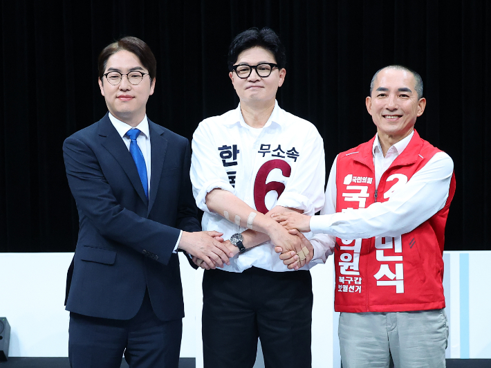 지난달 28일 부산 동구 부산 MBC에서 열린 북갑 보궐선거 후보자 토론회에 참석한 더불어민주당 하정우 후보(왼쪽), 무소속 한동훈 후보(가운데), 국민의힘 박민식 후보. 연합뉴스