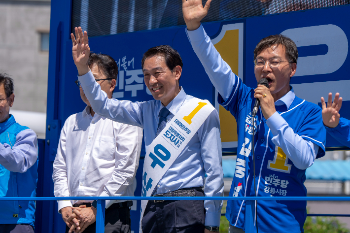 더불어민주당 우상호 강원도지사 후보와 합동 유세를 벌이고 있는 김중남 강릉시장 후보. 우 후보 캠프 제공