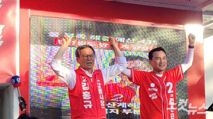 강릉 월화거리에서 국민의힘 김진태 강원도지사 후보와 합동 유세를 벌이고 있는 김홍규 강릉시장 후보. 전영래 기자 