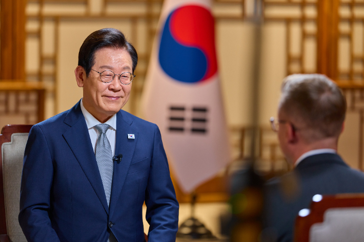 CNN과 인터뷰하는 이재명 대통령. 청와대 제공