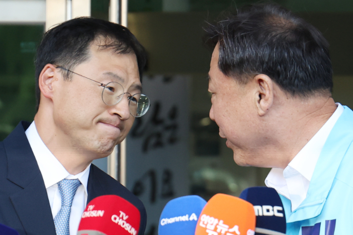 단일화 후 악수하는 김상욱·김종훈 후보. 연합뉴스