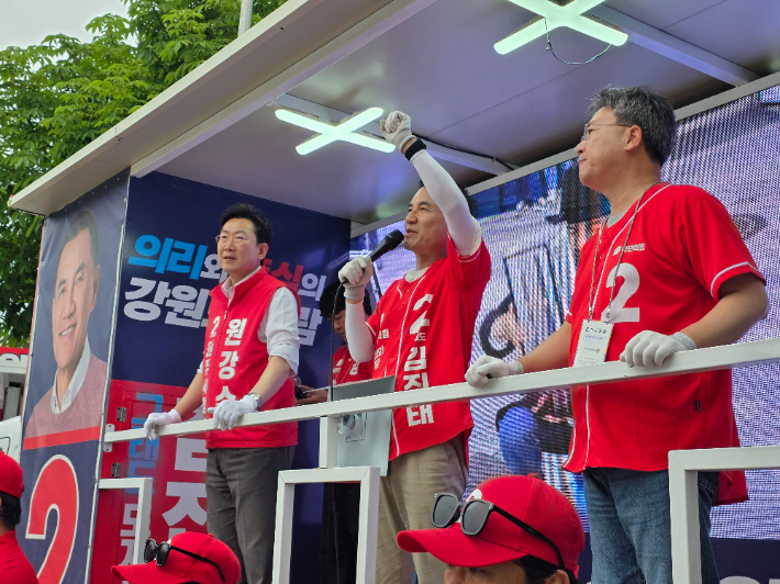 1일 오후 원주를 찾아 지지 유세를 펼치고 있는 김진태 국민의힘 강원도지사 후보. 김진태 후보 제공 