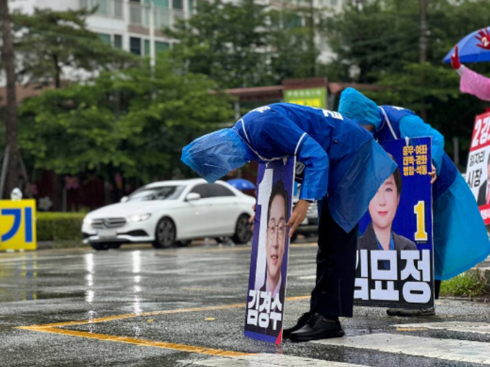 김경수 경남지사 후보 출근길 유세. 김 후보 캠프 제공 