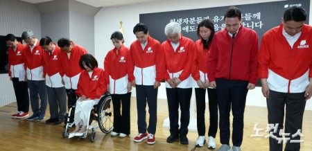 국민의힘 장동혁 대표와 선대위 지도부가 6·3 지방선거와 재보궐선거 본 투표를 하루 앞둔 2일 서울 여의도 중앙당사에서 대국민 투표 참여 호소 담화문에 앞서 한화에어로스페이스 대전사업장 폭발사고 희생자들을 추모하는 묵념을 하고 있다.