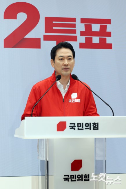 국민의힘 장동혁 대표가 6·3 지방선거와 재보궐선거 본 투표를 하루 앞둔 2일 서울 여의도 중앙당사에서 대국민 투표 참여 호소 담화문을 발표하고 있다.