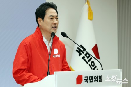 국민의힘 장동혁 대표가 6·3 지방선거와 재보궐선거 본 투표를 하루 앞둔 2일 서울 여의도 중앙당사에서 대국민 투표 참여 호소 담화문을 발표하고 있다.