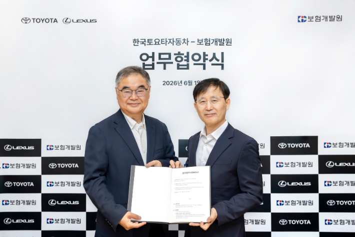왼쪽부터 콘야마 마나부 한국토요타자동차 사장과 박진호 보험개발원 부원장. 한국토요타자동차 제공