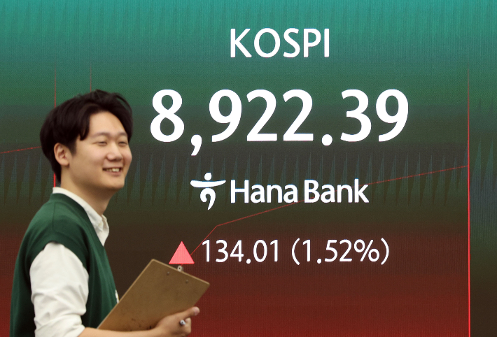 2일 서울 중구 하나은행 딜링룸 현황판에 코스피가 표시되고 있다. 이날 코스피는 전장보다 94.81포인트(1.08%) 오른 8,883.19로, 코스닥지수는 5.14포인트(0.49%) 내린 1,044.89로 출발했다. 연합뉴스