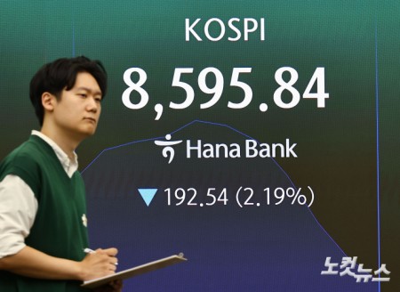 2일 오전 서울 중구 하나은행 딜링룸에 지수가 표시돼 있다. 코스피는 전 거래일(8788.38)보다 94.81포인트(1.08%) 상승한 8883.19에 코스닥 지수는 전 거래일(1050.03)보다 5.15포인트(0.49%) 내린 1044.89에 거래를 시작했다.