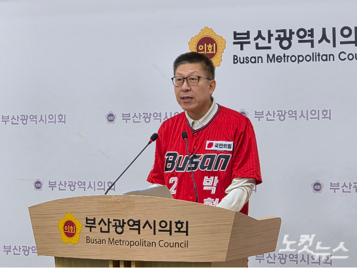 국민의힘 박형준 부산시장 후보가 6.3 지방선거를 하루 앞둔 2일 오전 부산시의회 브리핑룸에서 기자회견을 열고 막판 지지를 호소했다. 정혜린 기자
