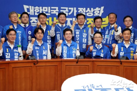 더불어민주당 정원오 서울시장 후보가 2일 서울 여의도 국회에서 민주당 서울 지역 구청장 후보들과 기자회견을 앞서 기념촬영을 하고 있다.