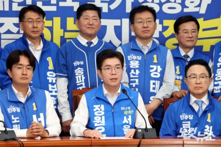 더불어민주당 정원오 서울시장 후보가 2일 서울 여의도 국회에서 민주당 서울 지역 구청장 후보들과 기자회견을 하고 있다.