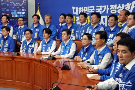 더불어민주당 정원오 서울시장 후보가 2일 서울 여의도 국회에서 민주당 서울 지역 구청장 후보들과 기자회견을 하고 있다.