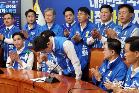 더불어민주당 정원오 서울시장 후보가 2일 서울 여의도 국회에서 민주당 서울 지역 구청장 후보들과 기자회견에 나서며 인사를 하고 있다.