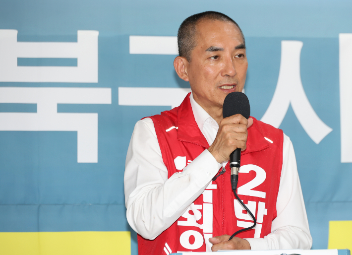 국민의힘 박민식 부산 북갑 국회의원 보궐선거 후보가 1일 오후 부산 북구 선거사무소에서 기자회견을 하고 있다. 연합뉴스