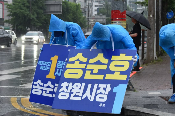 송순호 후보가 출근길 인사를 하고 있다. 송순호 후보 캠프 제공