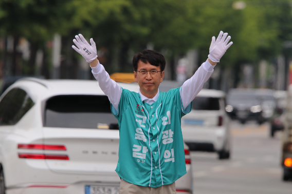 거리 인사하는 최광익 강원교육감 후보. 최광익 후보 캠프 제공