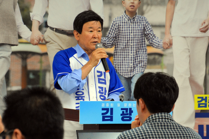 김광수 후보가 2일 오후 선거캠프에서 기자회견을 진행하고 있다. 독자 제공