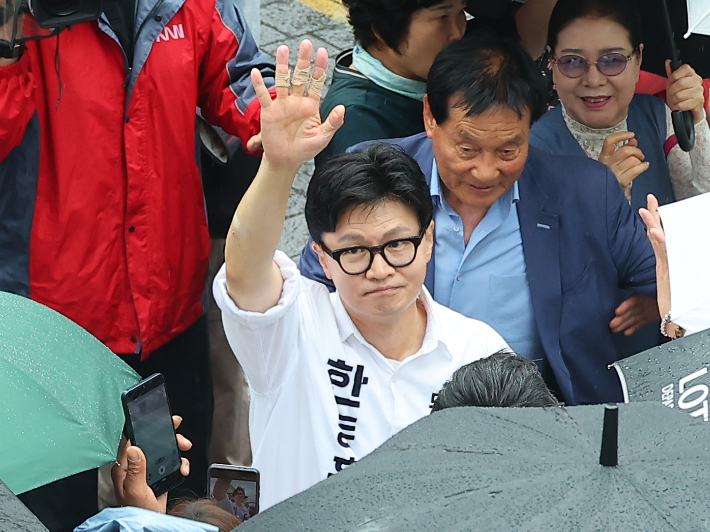 부산 북갑 국회의원 보궐선거 무소속 한동훈 후보가 선거 하루 전날인 2일 오후 부산 북구 덕천동 젊음의거리에서 유세를 하고 있다. 연합뉴스