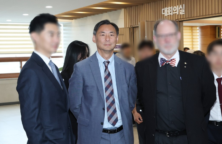 '부정선거론자' 모스 탄(한국명 단현명) 미국 리버티대 교수가 지난달 29일 사전투표가 진행되고 있는 경기도 평택시 안중읍 행정복지센터를 방문하고 있다. 연합뉴스